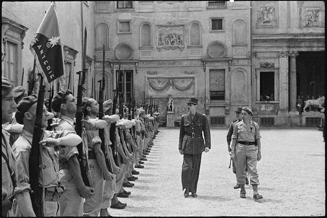 Le Général de Gaulle arrivant à la Villa Medicis en 1944 pour La campagne d'Italie