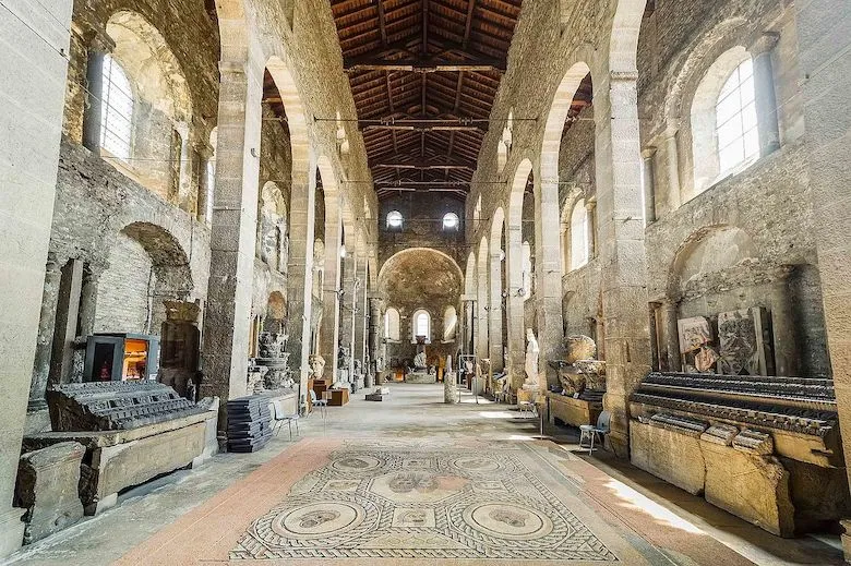 Musée archéologique Lapidaire : Eglise de Saint Pierre symbole de l'Art Merovingien