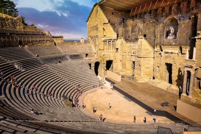 Le célébre et magnifique Theatre antique d'Orange, vestige de la Gaule Romaine