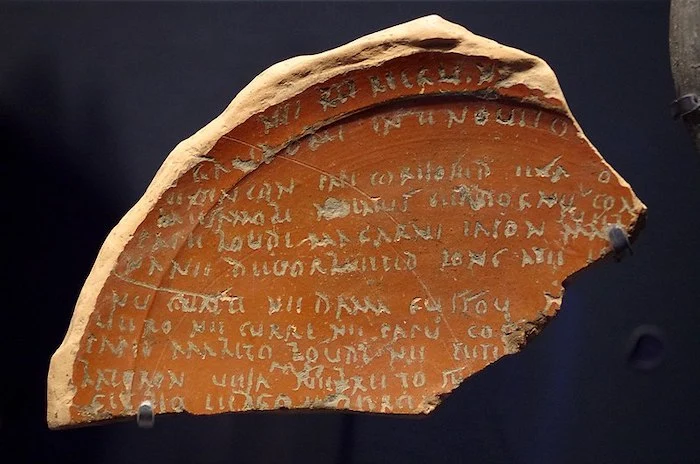 vestige d'assiette Lezoux, héritage culturel et linguistique de la France